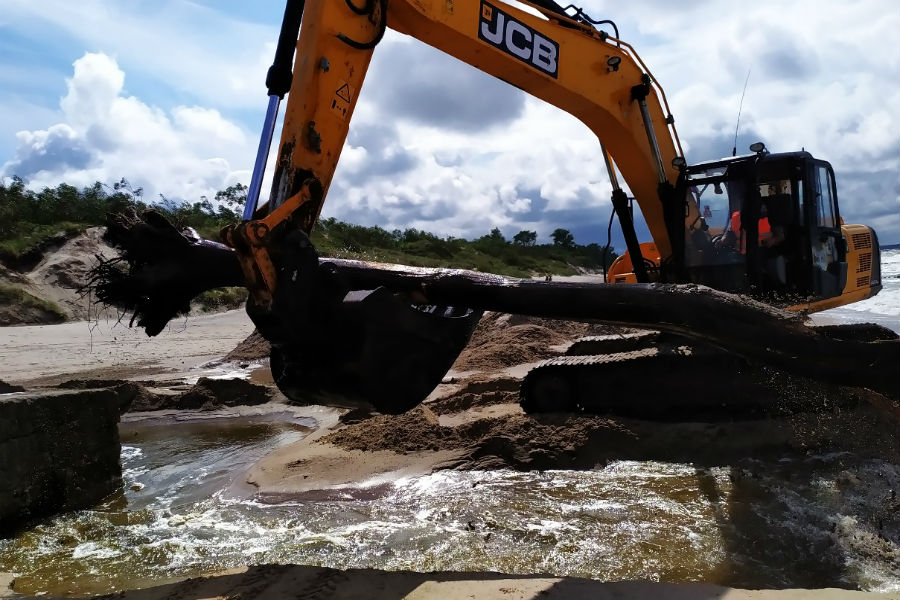 Под Зеленоградском расчистили устье реки Медвежьей, «запертое» песком во время шторма (фото)