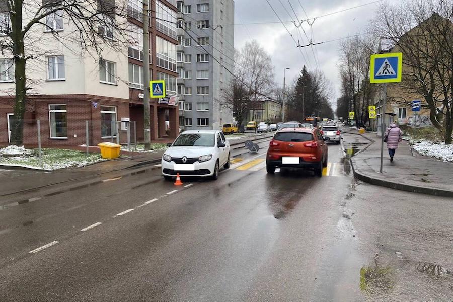 «Рено» сбил 19-летнюю девушку на пешеходном переходе (фото)