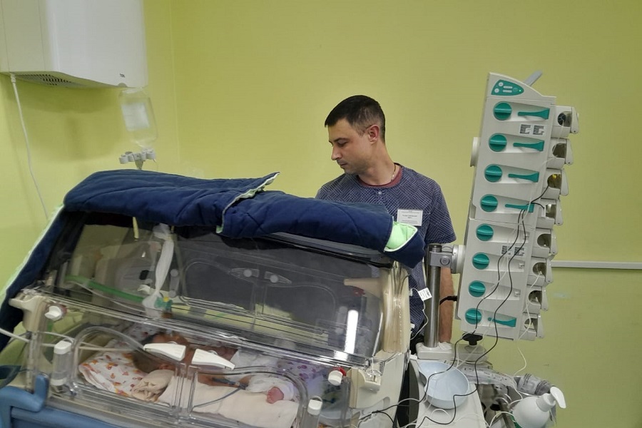 Медики перинатального центра спасли от слепоты малыша, родившегося на 27-й неделе