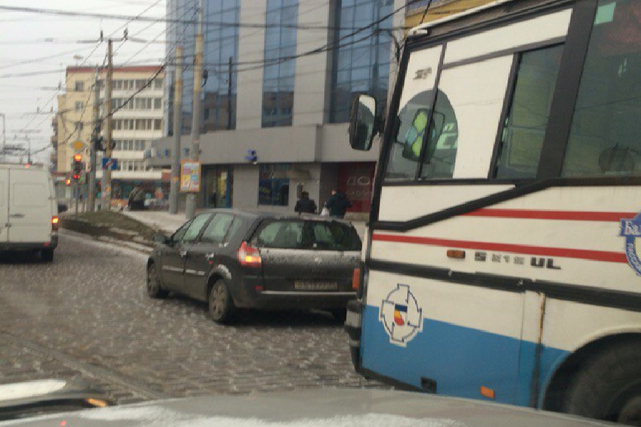 На Ленинском проспекте столкнулись автобус и «Рено» (фото)