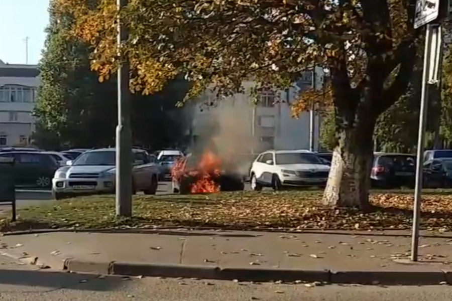 В Калининграде на парковке у спорткомплекса «Юность» загорелась машина (видео)