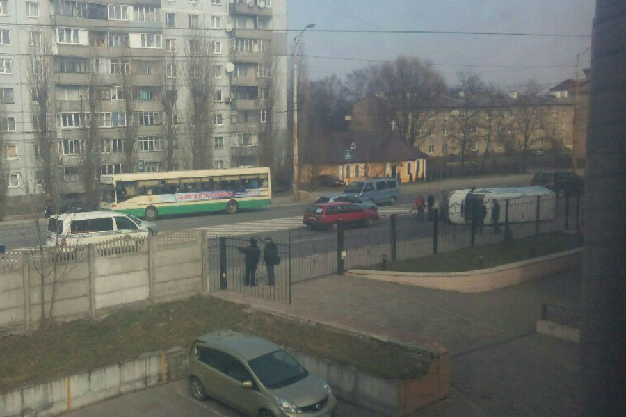 На улице Суворова перевернулся «Мерседес» (фото)