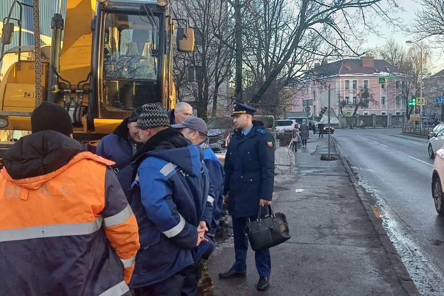 На место прорыва магистральной трубы, оставившего без тепла 100 домов, выехал прокурор