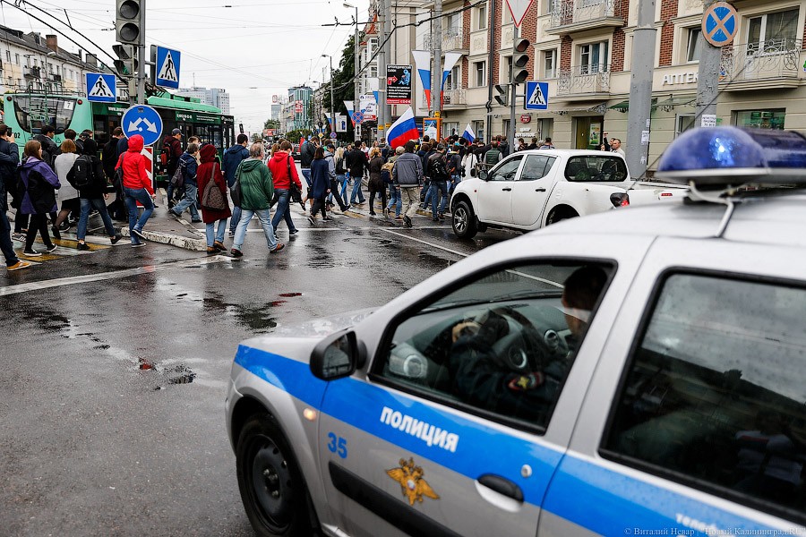 Шедшего на день рождения калининградца оштрафовали за участие в митинге
