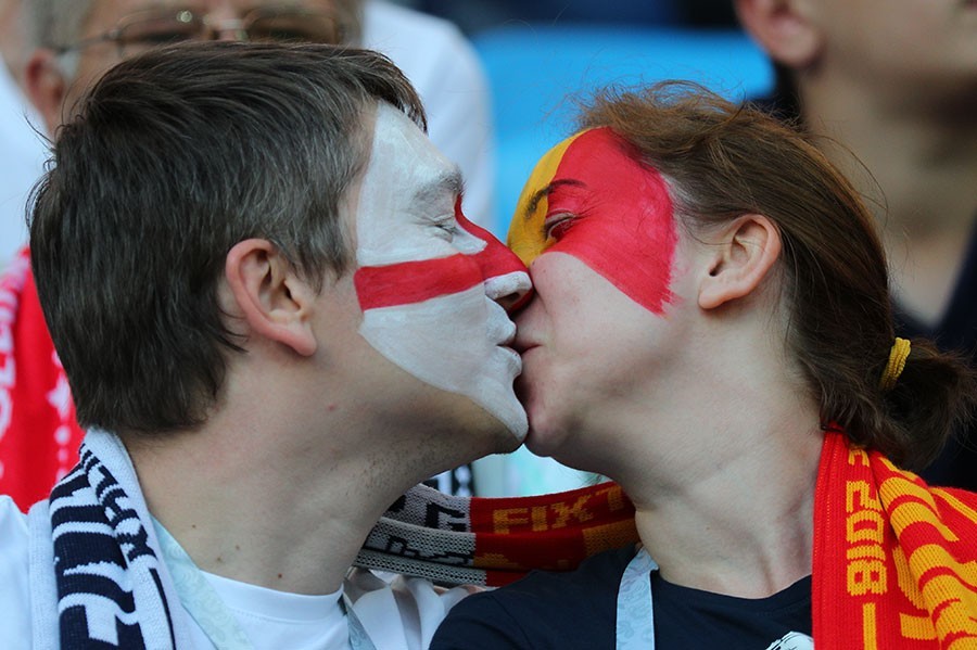 Бельгия против английского барабана: как болельщики шли на стадион (видео)