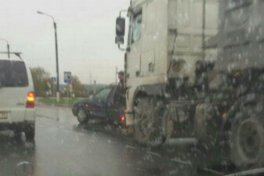 На гурьевском кольце фура врезалась в легковое авто (фото)