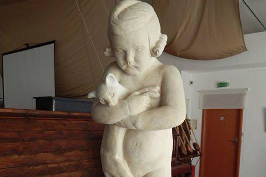 Музею Мирового океана подарили довоенную скульптуру девочки с котятами (фото)