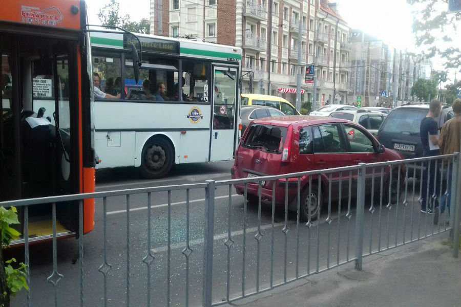 В центре Калининграда столкнулись автобус и две иномарки (фото)