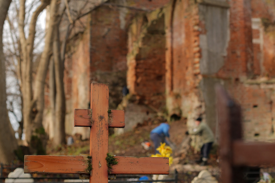 Калининградец попытался продать в интернете надгробие с немецкой могилы