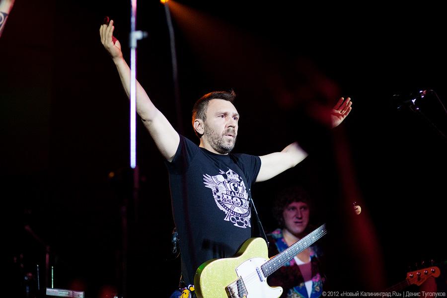 Сергей Шнуров ответил стихами на обвинения Евгения Гришковца в предательстве