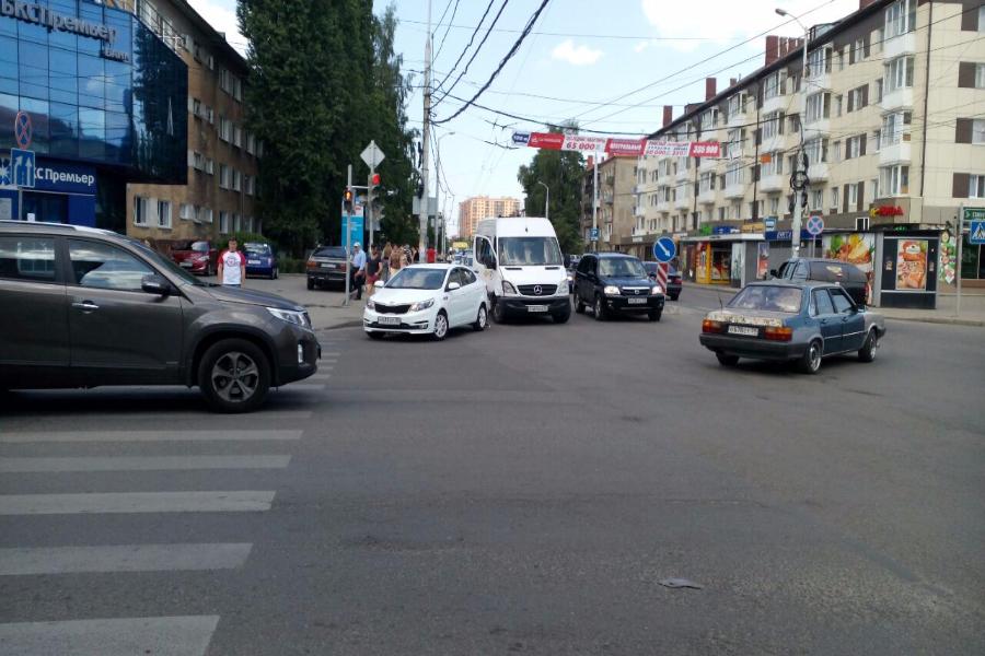 На ул. Горького столкнулись микроавтобус и легковушка, образовалась пробка (фото)