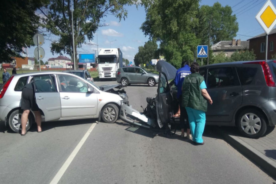 При лобовом столкновении в пос. Волочаевское пострадали два водителя и два пассажира (фото)