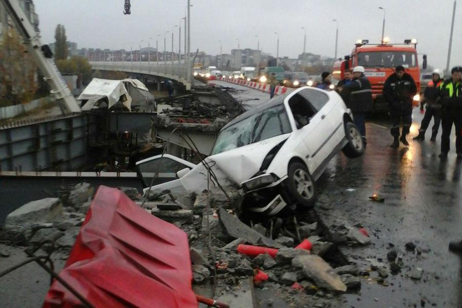 Водителя повисшего на эстакадном мосту «БМВ» забрала проезжавшая мимо скорая