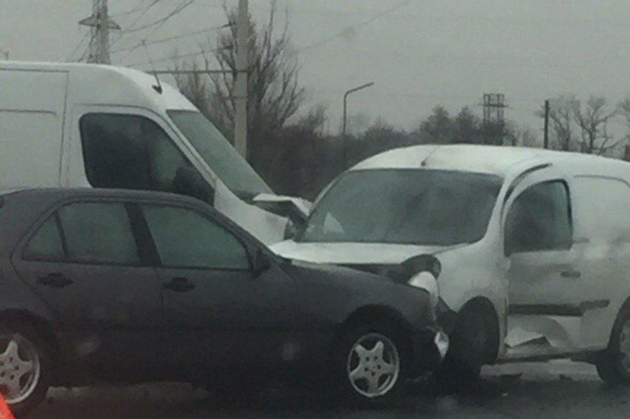 На ул. Емельянова произошло тройное ДТП (фото)