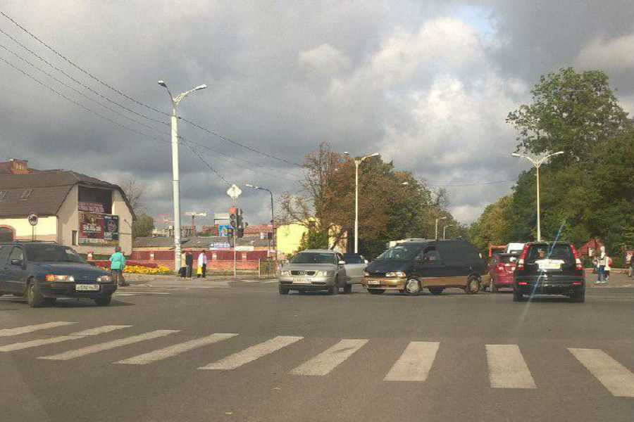 Движение транспорта в районе Королевских ворот затруднено из-за ДТП (фото)