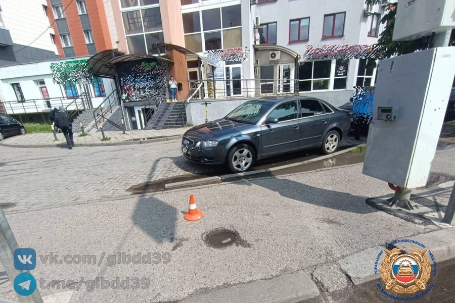 В Калининграде на Острове 17-летний самокатчик сбил на тротуаре пешехода