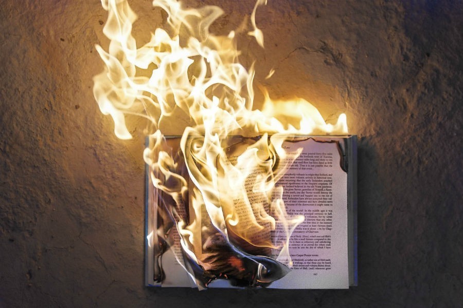 Забрать или уничтожить: авторы перформанса с сожжением книг объяснили замысел