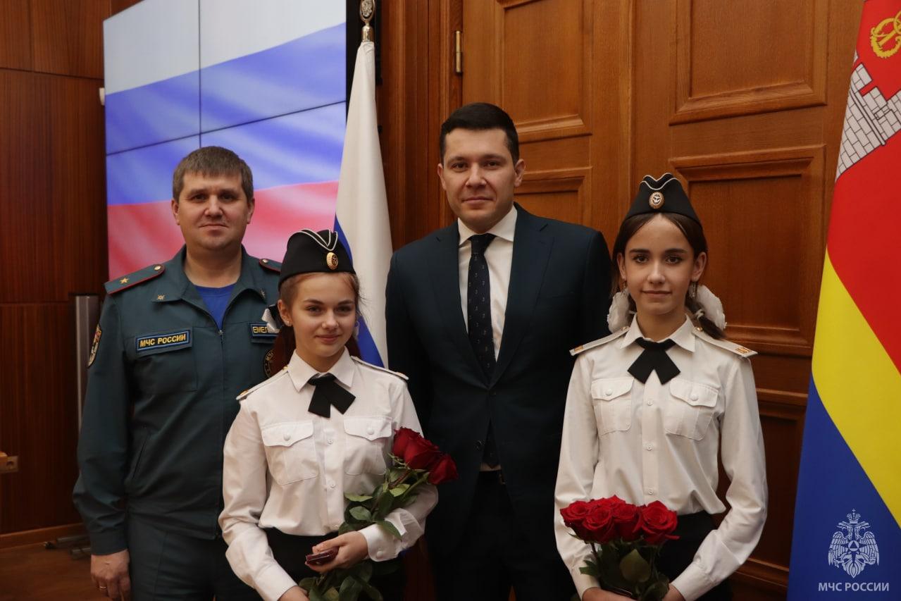 В Калининграде наградили двух школьниц, которые спасли тонущего ребенка (фото)