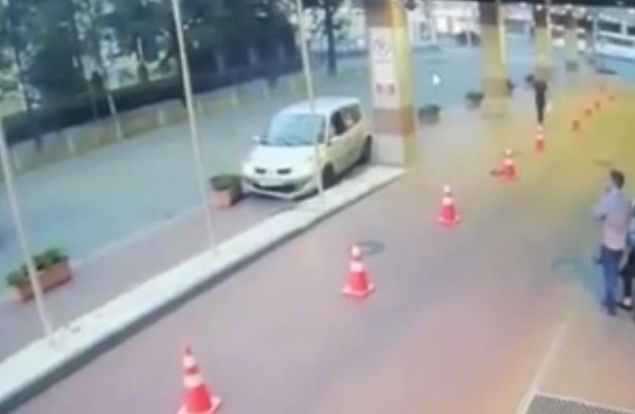 В центре Калининграда пьяный водитель наскочил на клумбу и застрял (видео)