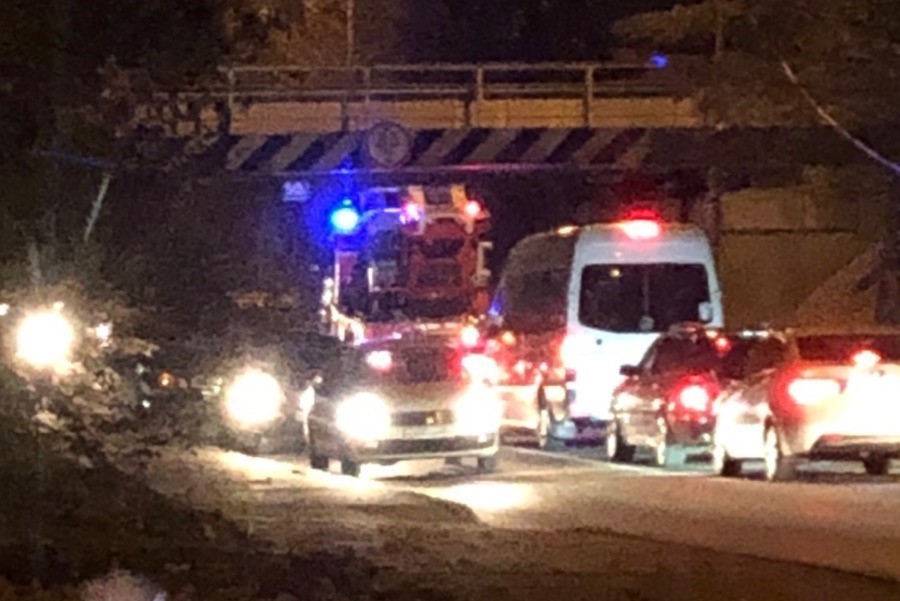 На Островского под мостом застряла пожарная машина с включенной сиреной