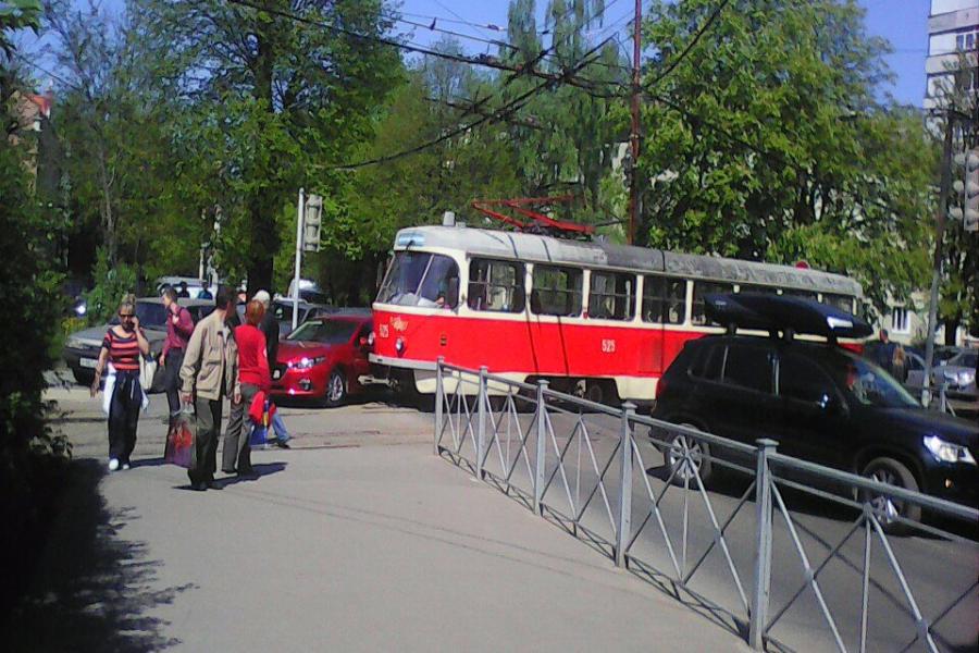 На ул. Комсомольской трамвай врезался в «Мазду», образовалась пробка (фото)