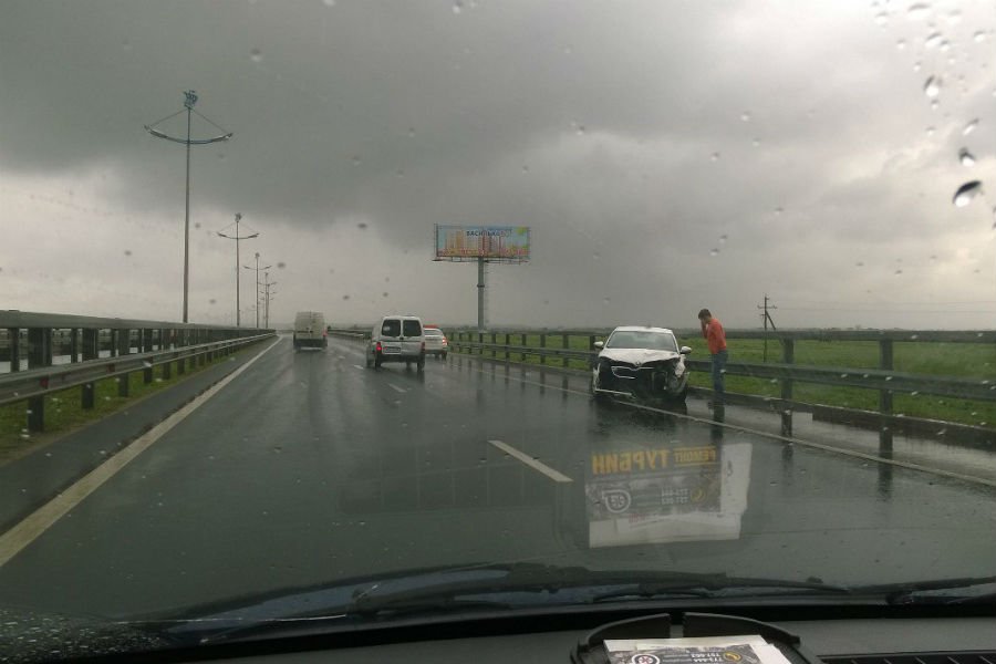 На Приморском кольце «Шкода» влетела в отбойник (фото)