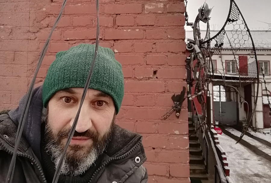 На территории замка Тапиау в Гвардейске появился стальной дракон (фото)