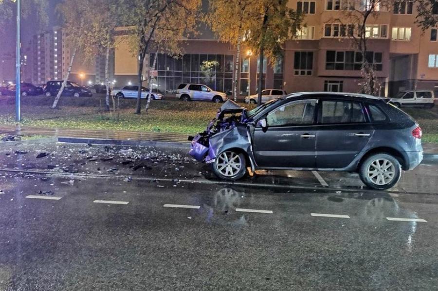 В Калининграде пострадал водитель, врезавшись в стоявший автобус (фото)
