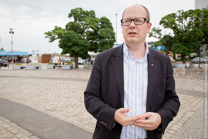 Неизвестный ранил ножом мэра Гданьска во время благотворительного концерта