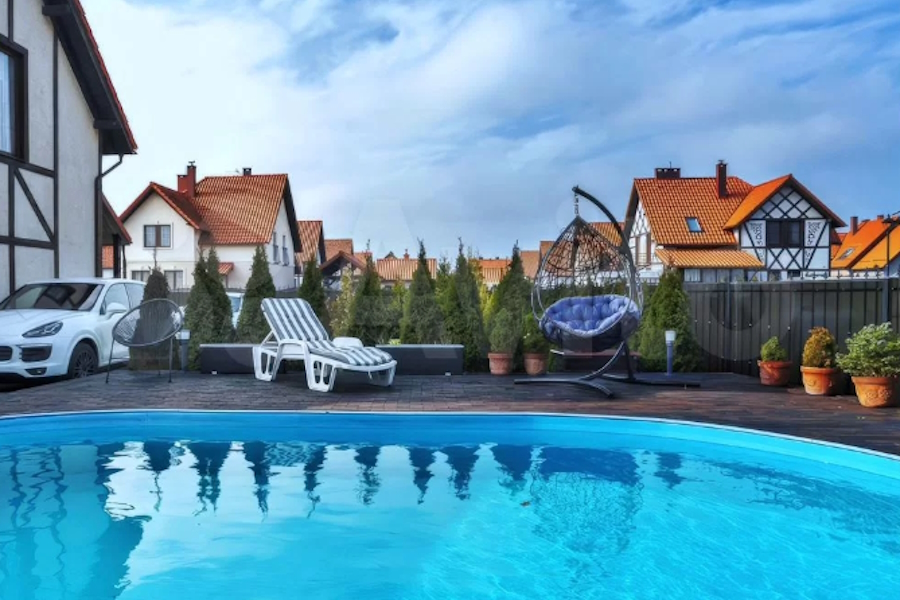 Бани, бассейны и пляж для элиты: топ-5 дорогих домов в аренду в Заостровье (фото)