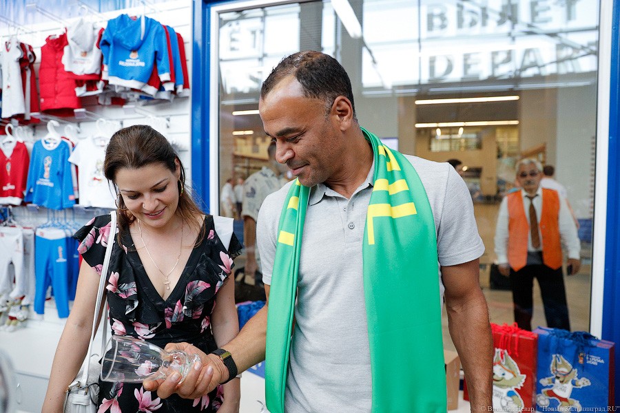 Шапка-ушанка в подарок и селфи с Забивакой: бразилец Кафу прилетел в Калининград