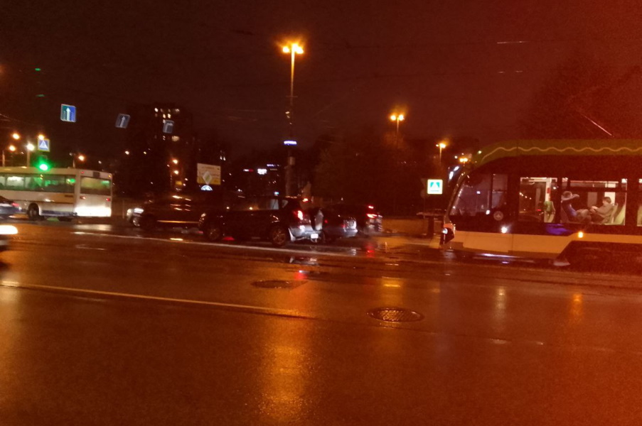 Напротив Музея янтаря автомобильная авария заблокировала трамвайное движение