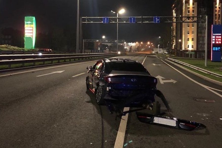 На Невского «Хендай» врезался в отбойник, пострадавшие сами добрались в БСМП (фото)