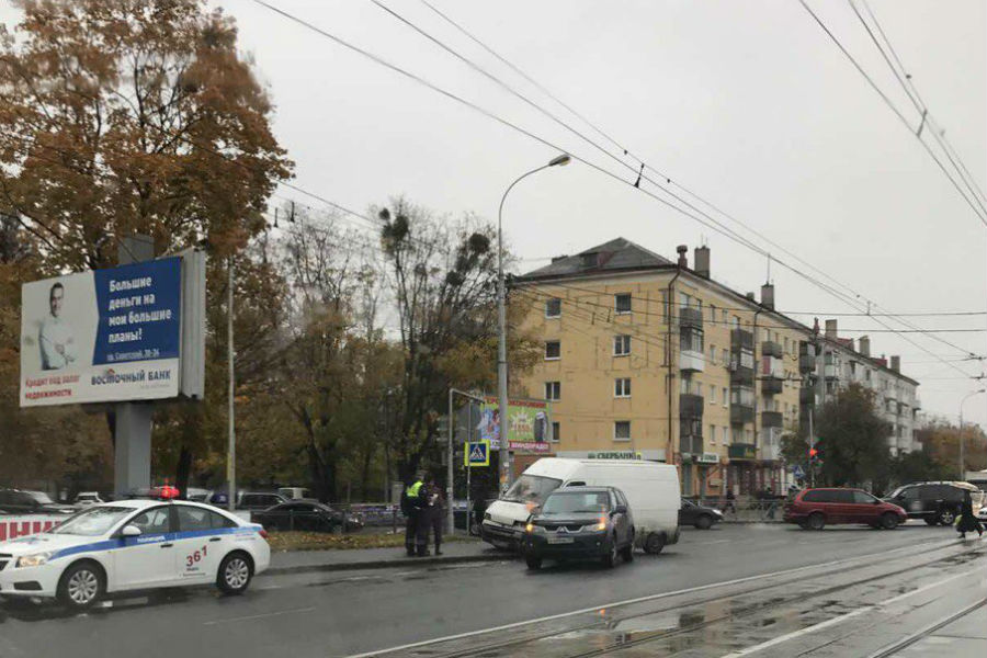На Советском проспекте столкнулись внедорожник и фургон (фото)