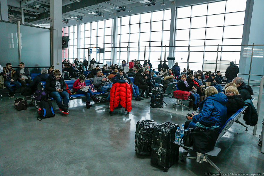 В аэропорту «Храброво» задерживается 13 рейсов, некоторые — с четверга