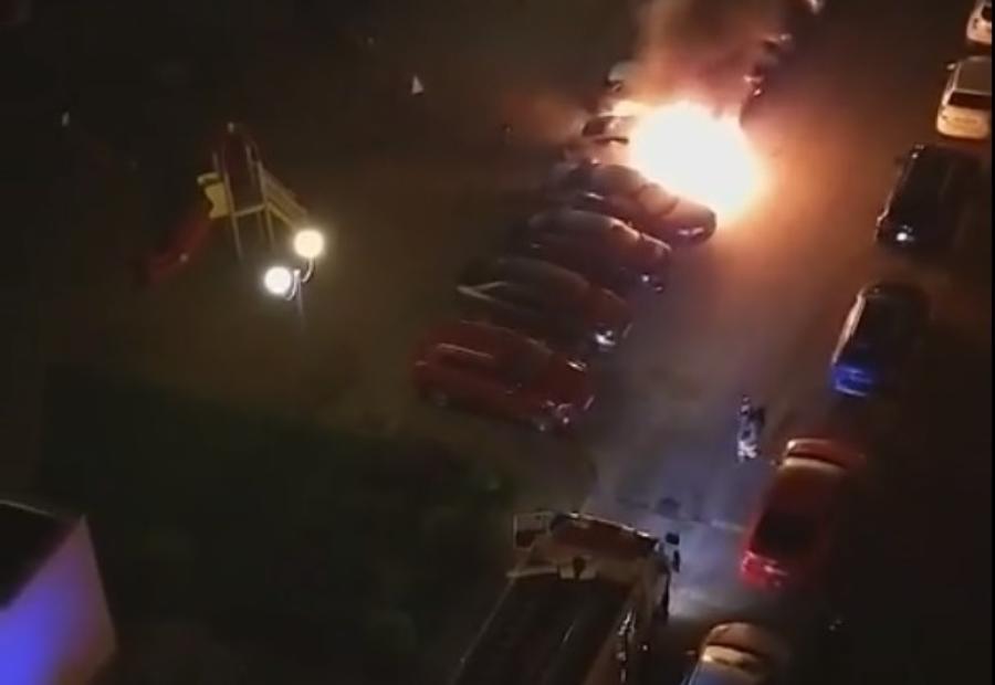 На востоке Калининграда сгорел автомобиль (видео)