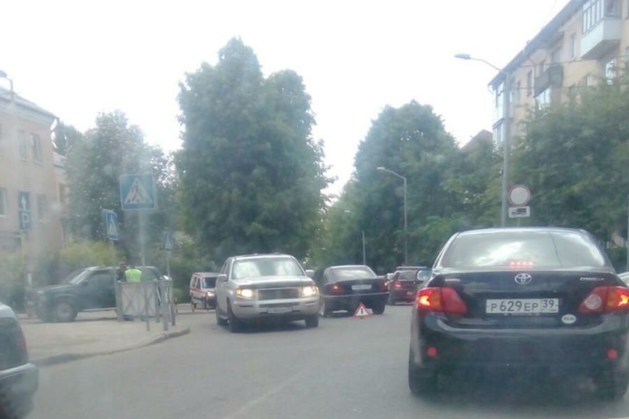 Из-за аварии на Брамса образовался дорожный затор (фото)