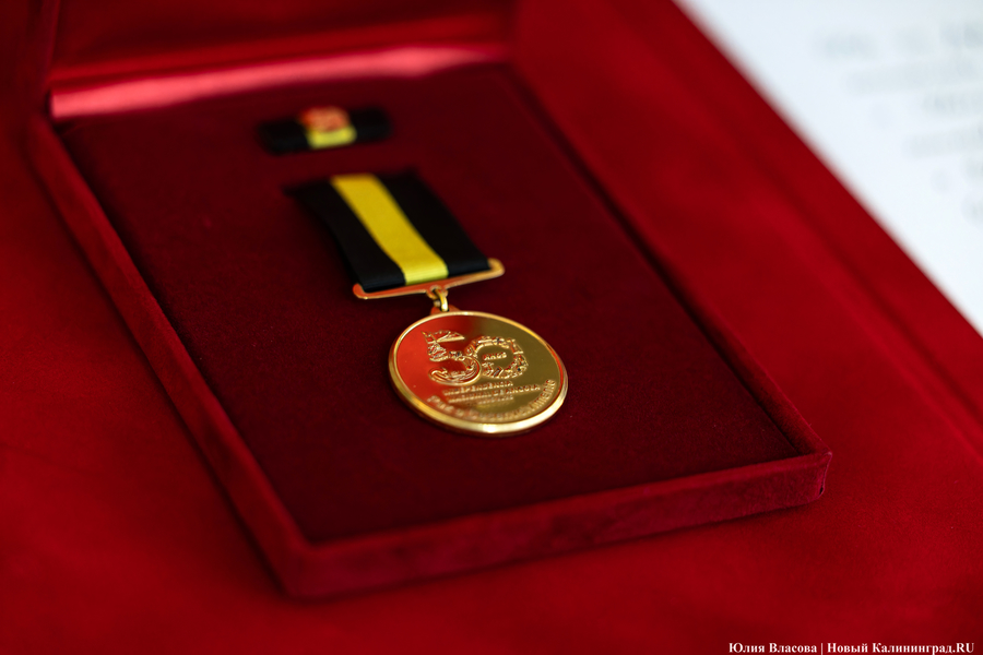 «Вместе с Брежневым»: калининградец получил медаль от президента Анголы