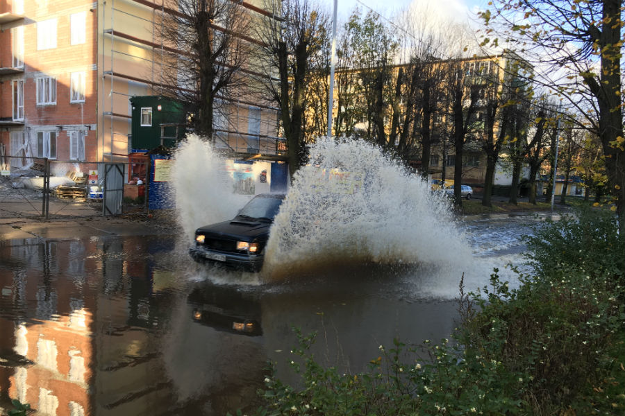 ГО и ЧС: жителей дома по ул. Дзержинского, 140, возят на работу на лодке