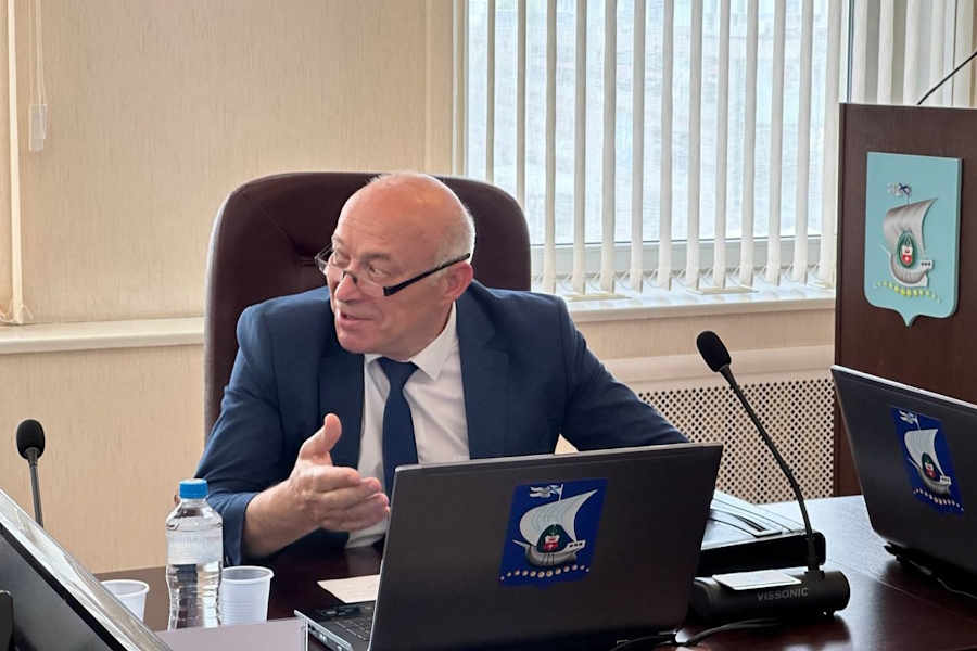 «А я тебе сейчас»: за что калининградский единоросс плеснул водой в коммуниста