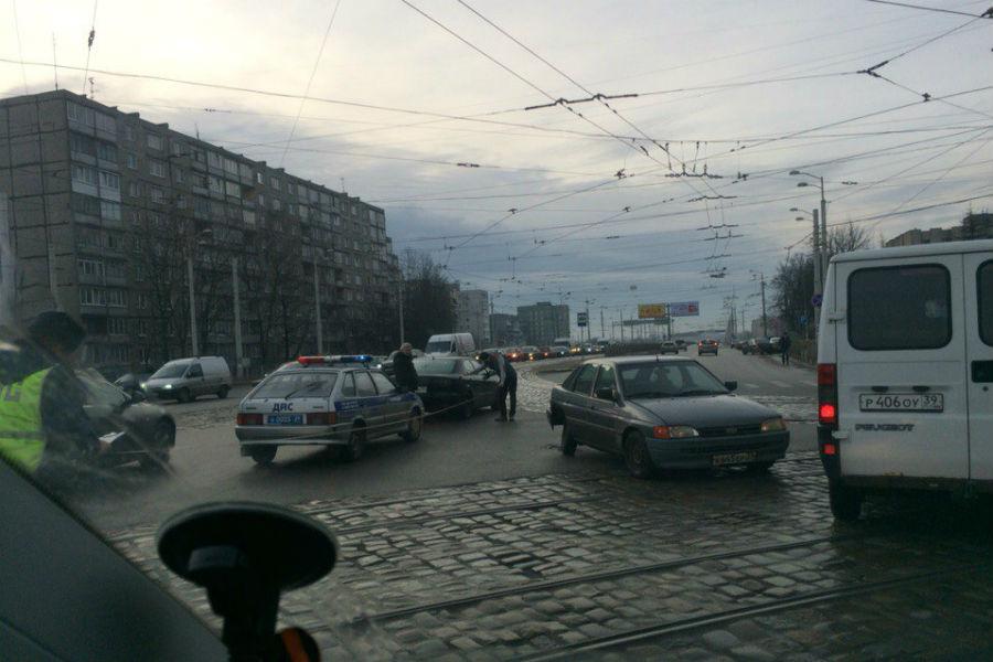 На 9 Апреля «Мазда» врезалась в «Ладу» (фото)