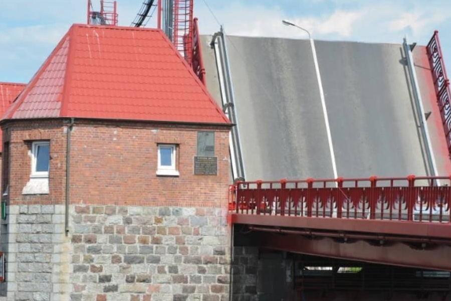 Власти Полесска: сегодня днем на час разведут мост через Дейму