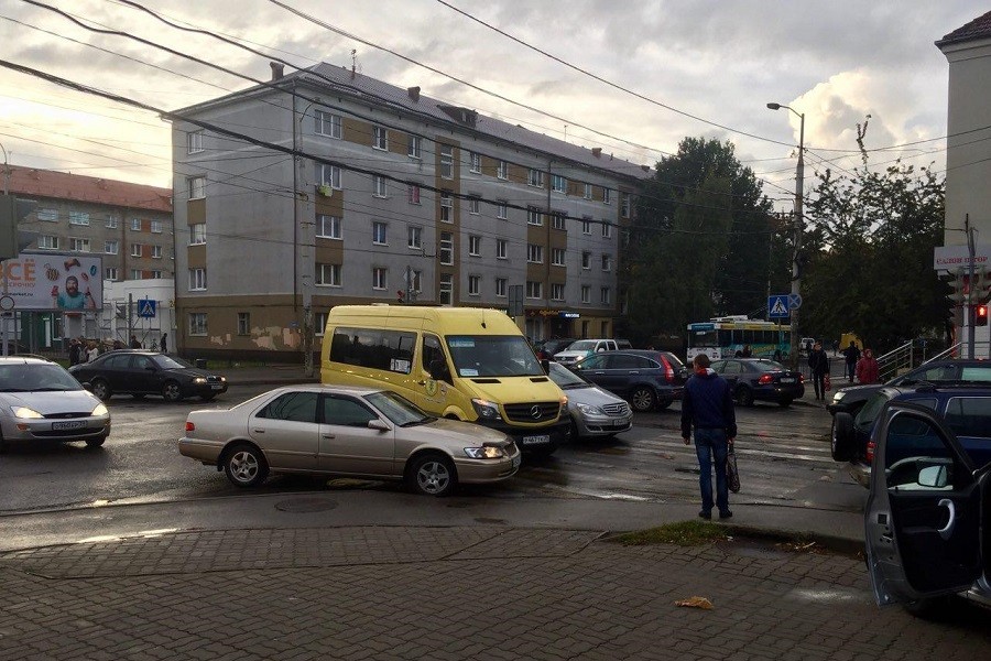 Из-за ДТП на перекрестке Горького-Озерова возникли пробки в нескольких направлениях (фото)