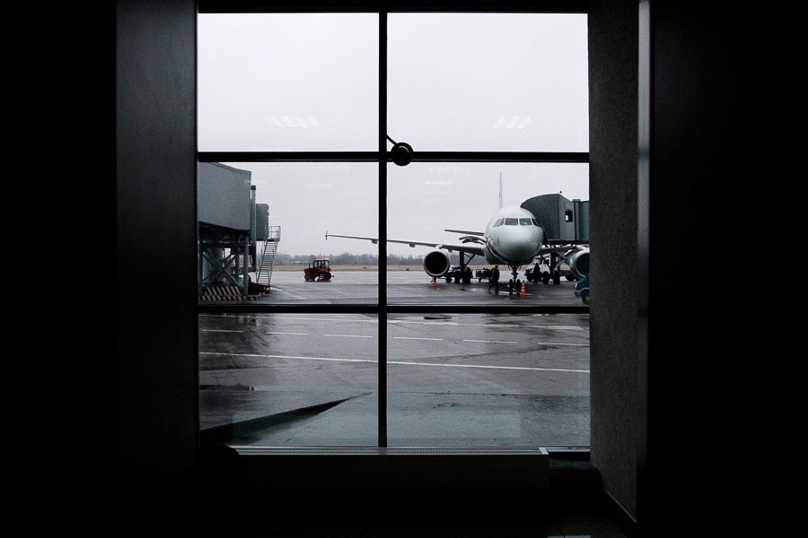 В аэропорту «Храброво» из-за сильного ветра задерживаются два дневных рейса