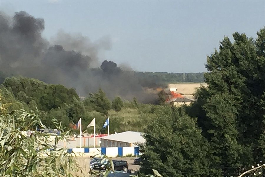 В Калининграде у стройплощадки для стадиона ЧМ-2018 произошёл крупный пожар (фото)