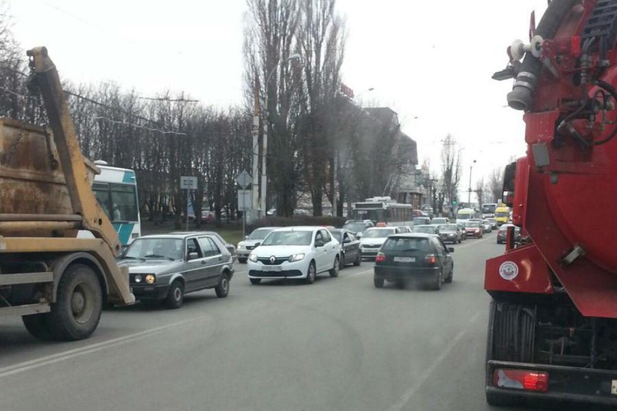 На Киевской легковушка врезалась в самосвал (фото)