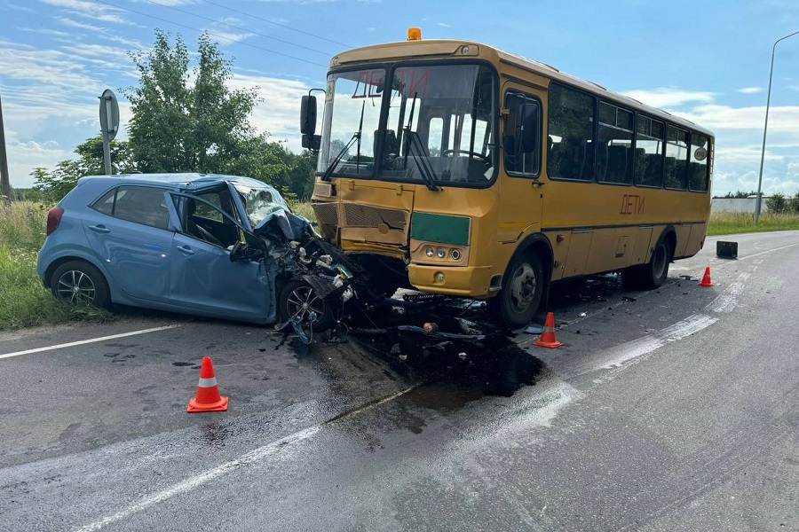 В Зеленоградском районе авто врезалось в автобус с детьми, есть пострадавшие