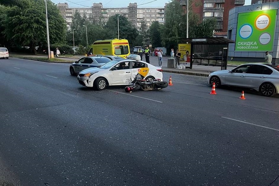 На Литовском валу столкнулись автомобиль и мотоцикл, пострадали два человека (фото)