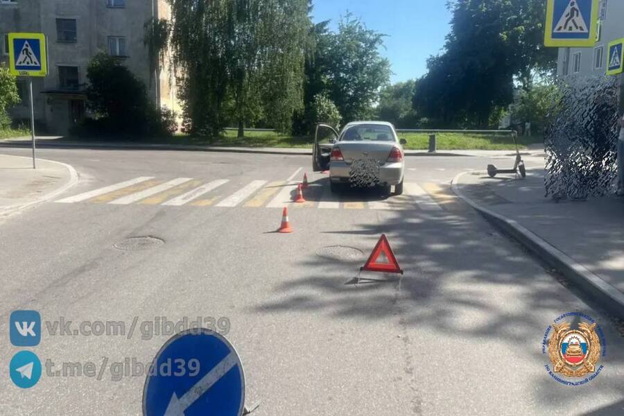 В Калининграде автомобиль сбил электросамокат с несовершеннолетним водителем и пассажиркой