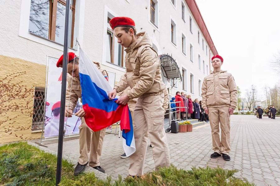 В школах Калининградской области начали поднимать флаг и петь гимн по понедельникам